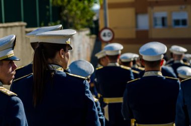 Velez Malaga, İspanya - 27 Mart 2018 insanlar geçit töreninde kutsal hafta İspanyol bir şehirde, Paskalya katılan