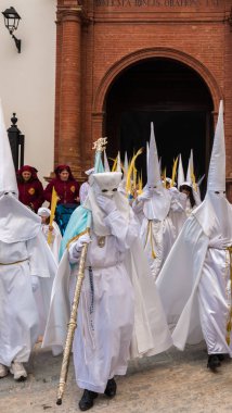 Velez Malaga, İspanya - 25 Mart 2018 insanlar geçit töreninde kutsal hafta İspanyol bir şehirde, Paskalya katılan