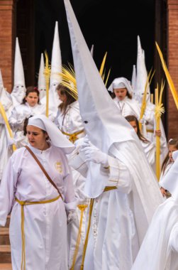 Velez Malaga, İspanya - 25 Mart 2018 insanlar geçit töreninde kutsal hafta İspanyol bir şehirde, Paskalya katılan