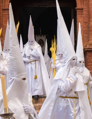 Velez Malaga, İspanya - 25 Mart 2018 insanlar geçit töreninde kutsal hafta İspanyol bir şehirde, Paskalya katılan