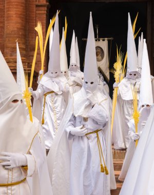 Velez Malaga, İspanya - 25 Mart 2018 insanlar geçit töreninde kutsal hafta İspanyol bir şehirde, Paskalya katılan