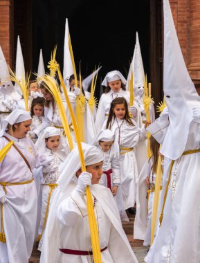 Velez Malaga, İspanya - 25 Mart 2018 insanlar geçit töreninde kutsal hafta İspanyol bir şehirde, Paskalya katılan
