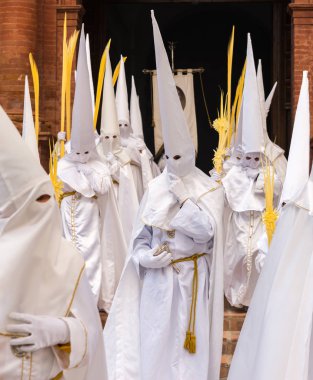 Velez Malaga, İspanya - 25 Mart 2018 insanlar geçit töreninde kutsal hafta İspanyol bir şehirde, Paskalya katılan