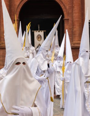 Velez Malaga, İspanya - 25 Mart 2018 insanlar geçit töreninde kutsal hafta İspanyol bir şehirde, Paskalya katılan