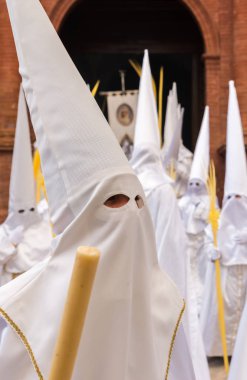 Velez Malaga, İspanya - 25 Mart 2018 insanlar geçit töreninde kutsal hafta İspanyol bir şehirde, Paskalya katılan