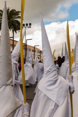 Velez Malaga, İspanya - 25 Mart 2018 insanlar geçit töreninde kutsal hafta İspanyol bir şehirde, Paskalya katılan