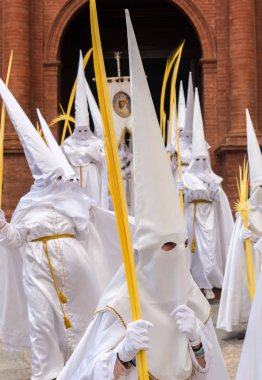 Velez Malaga, İspanya - 25 Mart 2018 insanlar geçit töreninde kutsal hafta İspanyol bir şehirde, Paskalya katılan