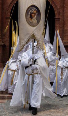 Velez Malaga, İspanya - 25 Mart 2018 insanlar geçit töreninde kutsal hafta İspanyol bir şehirde, Paskalya katılan