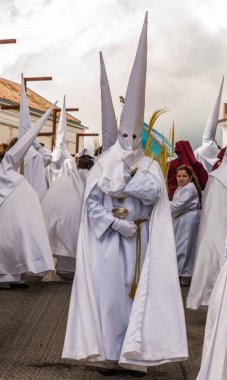 Velez Malaga, İspanya - 25 Mart 2018 insanlar geçit töreninde kutsal hafta İspanyol bir şehirde, Paskalya katılan
