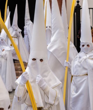 Velez Malaga, İspanya - 25 Mart 2018 insanlar geçit töreninde kutsal hafta İspanyol bir şehirde, Paskalya katılan