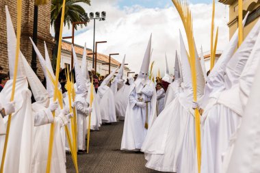 Velez Malaga, İspanya - 25 Mart 2018 insanlar geçit töreninde kutsal hafta İspanyol bir şehirde, Paskalya katılan