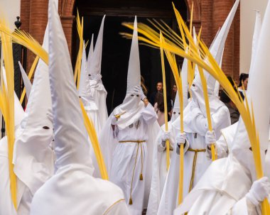 Velez Malaga, İspanya - 25 Mart 2018 insanlar geçit töreninde kutsal hafta İspanyol bir şehirde, Paskalya katılan