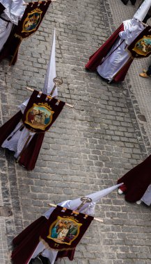 Velez Malaga, İspanya - 25 Mart 2018 insanlar geçit töreninde kutsal hafta İspanyol bir şehirde, Paskalya katılan