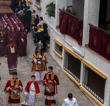 Velez Malaga, İspanya - 25 Mart 2018 insanlar geçit töreninde kutsal hafta İspanyol bir şehirde, Paskalya katılan