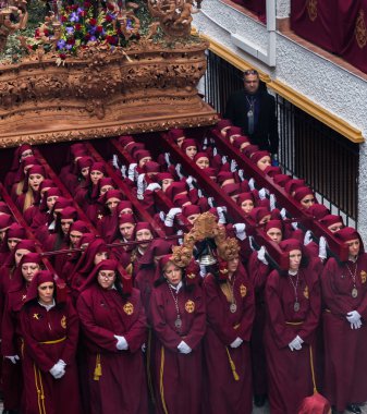 Velez Malaga, İspanya - 25 Mart 2018 insanlar geçit töreninde kutsal hafta İspanyol bir şehirde, Paskalya katılan