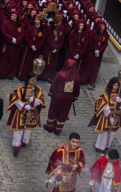 Velez Malaga, İspanya - 25 Mart 2018 insanlar geçit töreninde kutsal hafta İspanyol bir şehirde, Paskalya katılan