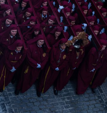 Velez Malaga, İspanya - 25 Mart 2018 insanlar geçit töreninde kutsal hafta İspanyol bir şehirde, Paskalya katılan