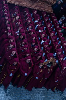 Velez Malaga, İspanya - 25 Mart 2018 insanlar geçit töreninde kutsal hafta İspanyol bir şehirde, Paskalya katılan