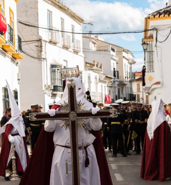 Velez Malaga, İspanya - 25 Mart 2018 insanlar geçit töreninde kutsal hafta İspanyol bir şehirde, Paskalya katılan