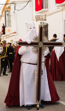 Velez Malaga, İspanya - 25 Mart 2018 insanlar geçit töreninde kutsal hafta İspanyol bir şehirde, Paskalya katılan