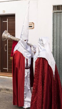 Velez Malaga, İspanya - 25 Mart 2018 insanlar geçit töreninde kutsal hafta İspanyol bir şehirde, Paskalya katılan