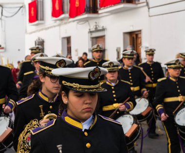 Velez Malaga, İspanya - 25 Mart 2018 insanlar geçit töreninde kutsal hafta İspanyol bir şehirde, Paskalya katılan