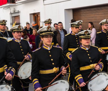 Velez Malaga, İspanya - 25 Mart 2018 insanlar geçit töreninde kutsal hafta İspanyol bir şehirde, Paskalya katılan