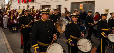 Velez Malaga, İspanya - 25 Mart 2018 insanlar geçit töreninde kutsal hafta İspanyol bir şehirde, Paskalya katılan