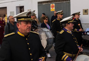 Velez Malaga, İspanya - 25 Mart 2018 insanlar geçit töreninde kutsal hafta İspanyol bir şehirde, Paskalya katılan