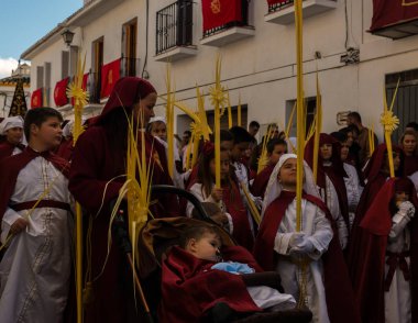 Velez Malaga, İspanya - 25 Mart 2018 insanlar geçit töreninde kutsal hafta İspanyol bir şehirde, Paskalya katılan