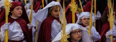 Velez Malaga, İspanya - 25 Mart 2018 insanlar geçit töreninde kutsal hafta İspanyol bir şehirde, Paskalya katılan