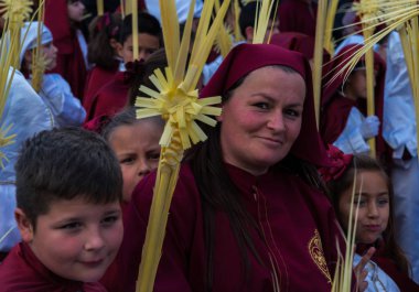 Velez Malaga, İspanya - 25 Mart 2018 insanlar geçit töreninde kutsal hafta İspanyol bir şehirde, Paskalya katılan