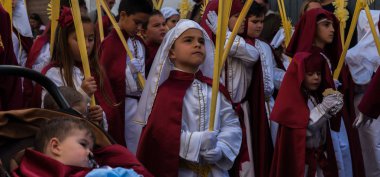 Velez Malaga, İspanya - 25 Mart 2018 insanlar geçit töreninde kutsal hafta İspanyol bir şehirde, Paskalya katılan