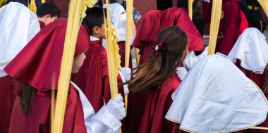 Velez Malaga, İspanya - 25 Mart 2018 insanlar geçit töreninde kutsal hafta İspanyol bir şehirde, Paskalya katılan