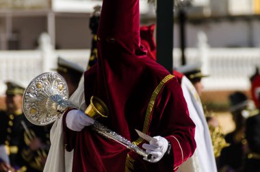 Velez Malaga, İspanya - 29 Mart 2018 insanlar geçit töreninde kutsal hafta İspanyol bir şehirde, Paskalya katılan