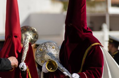 Velez Malaga, İspanya - 29 Mart 2018 insanlar geçit töreninde kutsal hafta İspanyol bir şehirde, Paskalya katılan