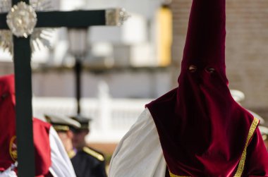 Velez Malaga, İspanya - 29 Mart 2018 insanlar geçit töreninde kutsal hafta İspanyol bir şehirde, Paskalya katılan