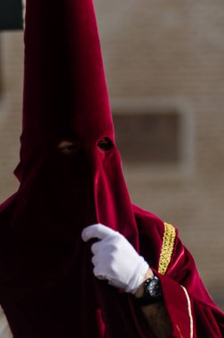 Velez Malaga, İspanya - 29 Mart 2018 insanlar geçit töreninde kutsal hafta İspanyol bir şehirde, Paskalya katılan