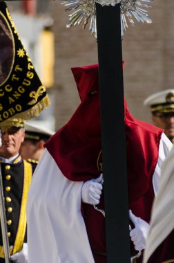 Velez Malaga, İspanya - 29 Mart 2018 insanlar geçit töreninde kutsal hafta İspanyol bir şehirde, Paskalya katılan