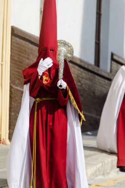 Velez Malaga, İspanya - 29 Mart 2018 insanlar geçit töreninde kutsal hafta İspanyol bir şehirde, Paskalya katılan