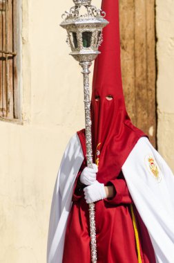 Velez Malaga, İspanya - 29 Mart 2018 insanlar geçit töreninde kutsal hafta İspanyol bir şehirde, Paskalya katılan