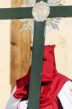 Velez Malaga, İspanya - 29 Mart 2018 insanlar geçit töreninde kutsal hafta İspanyol bir şehirde, Paskalya katılan