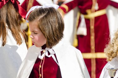 Velez Malaga, İspanya - 29 Mart 2018 insanlar geçit töreninde kutsal hafta İspanyol bir şehirde, Paskalya katılan