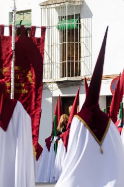 Velez Malaga, İspanya - 29 Mart 2018 insanlar geçit töreninde kutsal hafta İspanyol bir şehirde, Paskalya katılan