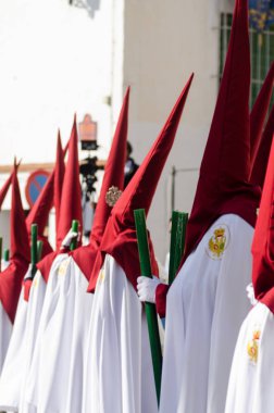 Velez Malaga, İspanya - 29 Mart 2018 insanlar geçit töreninde kutsal hafta İspanyol bir şehirde, Paskalya katılan