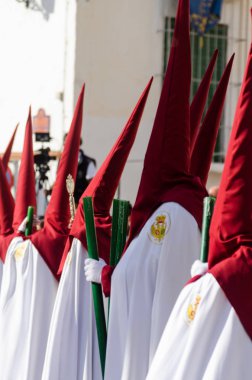 Velez Malaga, İspanya - 29 Mart 2018 insanlar geçit töreninde kutsal hafta İspanyol bir şehirde, Paskalya katılan