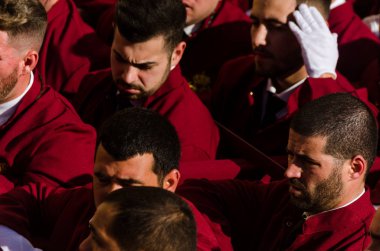 Velez Malaga, İspanya - 29 Mart 2018 insanlar geçit töreninde kutsal hafta İspanyol bir şehirde, Paskalya katılan