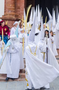 Velez Malaga, İspanya - 25 Mart 2018 insanlar geçit töreninde kutsal hafta İspanyol bir şehirde, Paskalya katılan