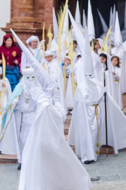 Velez Malaga, İspanya - 25 Mart 2018 insanlar geçit töreninde kutsal hafta İspanyol bir şehirde, Paskalya katılan