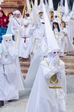 Velez Malaga, İspanya - 25 Mart 2018 insanlar geçit töreninde kutsal hafta İspanyol bir şehirde, Paskalya katılan